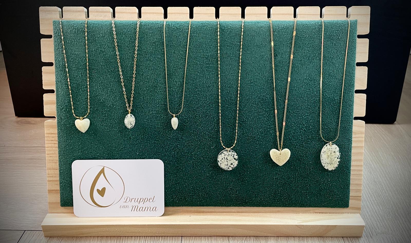 Collectie handgemaakte moedermelksieraden