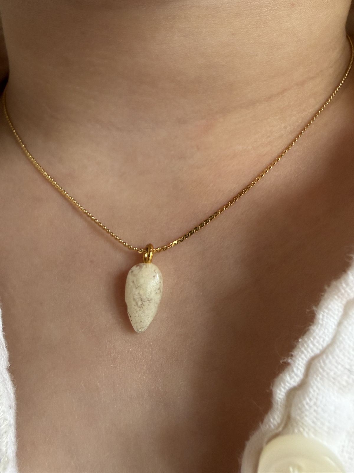 Druppel hanger met moedermelk